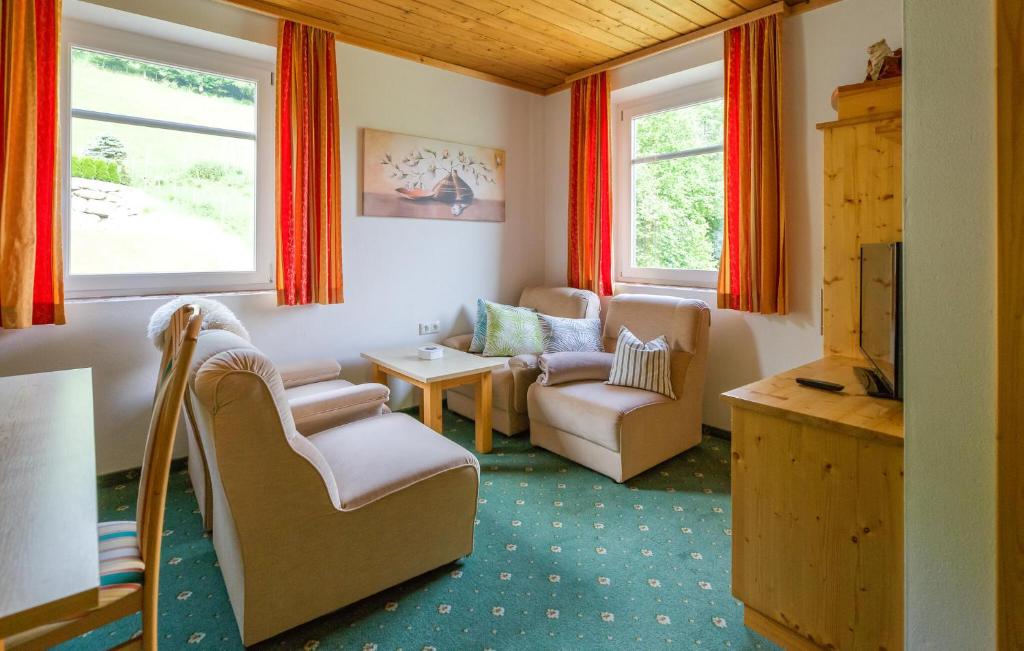 Posezení v ubytování Cozy Apartment In Schöder With Wifi