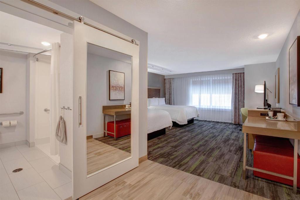 Postel nebo postele na pokoji v ubytování Ramada by Wyndham St Paul AB