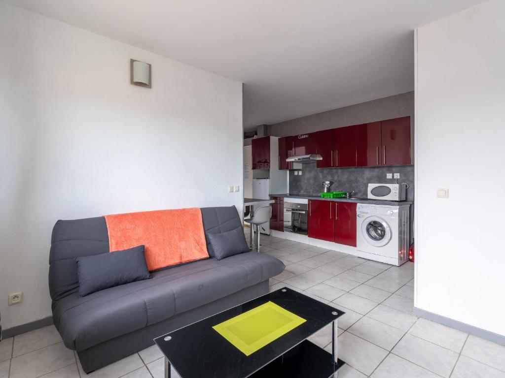 un salon avec un canapé et une cuisine dans l'établissement Mimizan Plage: Appartement T2, 4 pers, à 200m de l'océan, ménage inclus - FR-1-50-151, à Mimizan