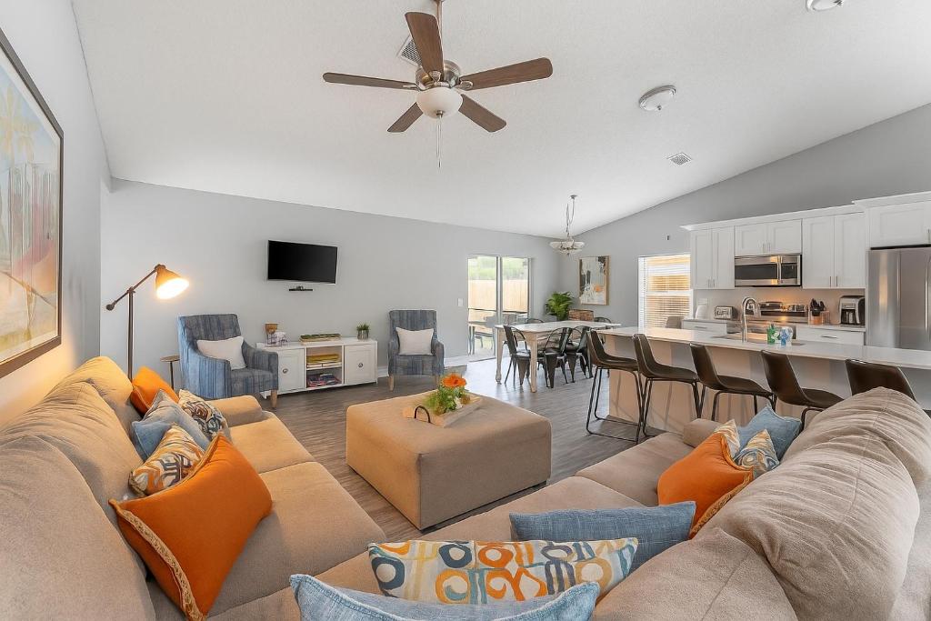 Телевизор и/или развлекательный центр в 4BR Heated Pool Home Close to Disney and Lakes