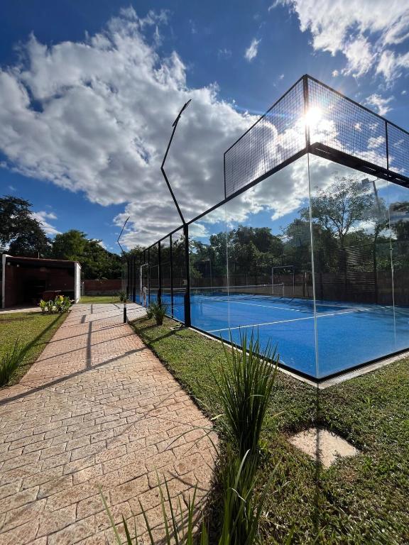 Tenis a/nebo squash v ubytování Departamento amoblado en Luque nebo okolí