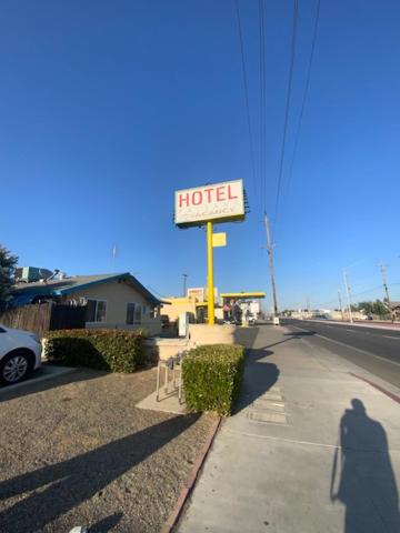 ReedleyにあるHotel Paisanoの通り側のホテル看板