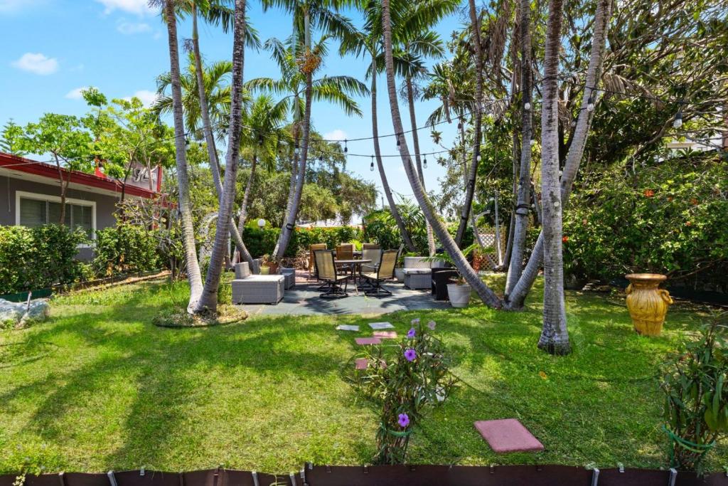 Zahrada ubytování Modern 1BR Retreat – Near Beach Downtown Pet OK