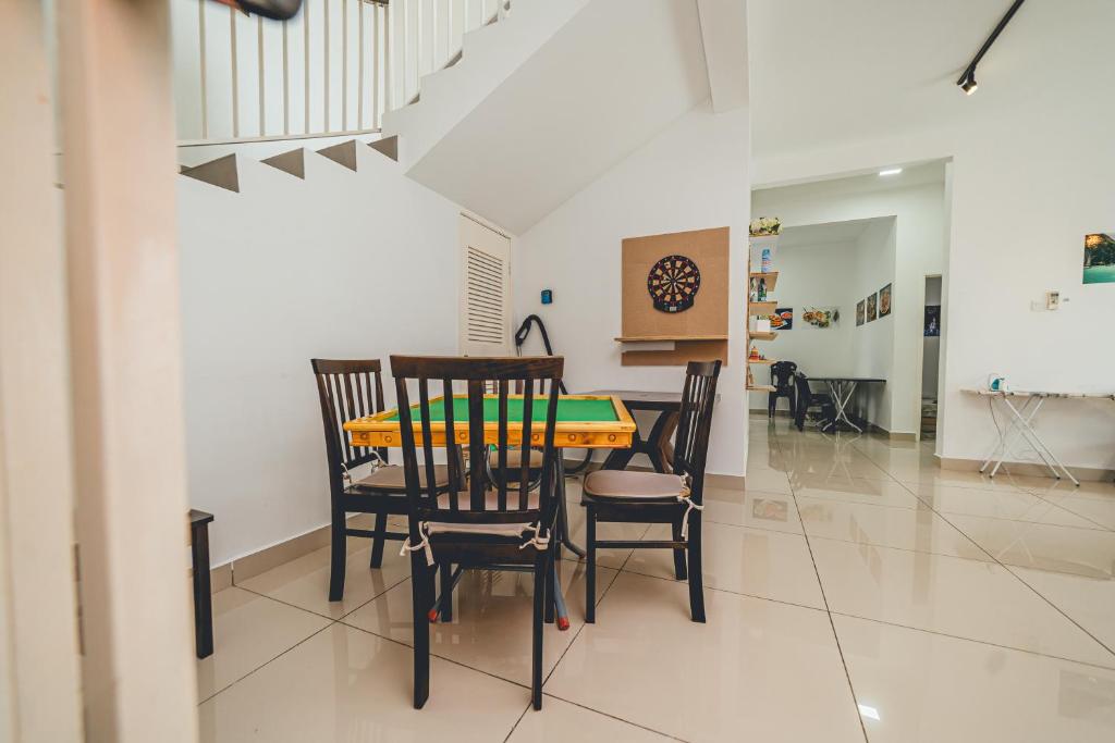 Posezení v ubytování d'Hom 6BR16-25px Pool BBQ NetFlx HotPot KTV Mahjong by Our Stay