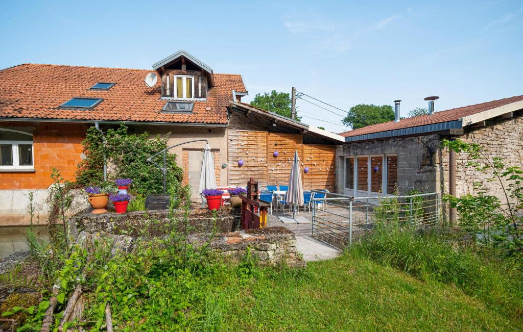 Vonkajšia záhrada v ubytovaní Lovely Home In Escles With Kitchen