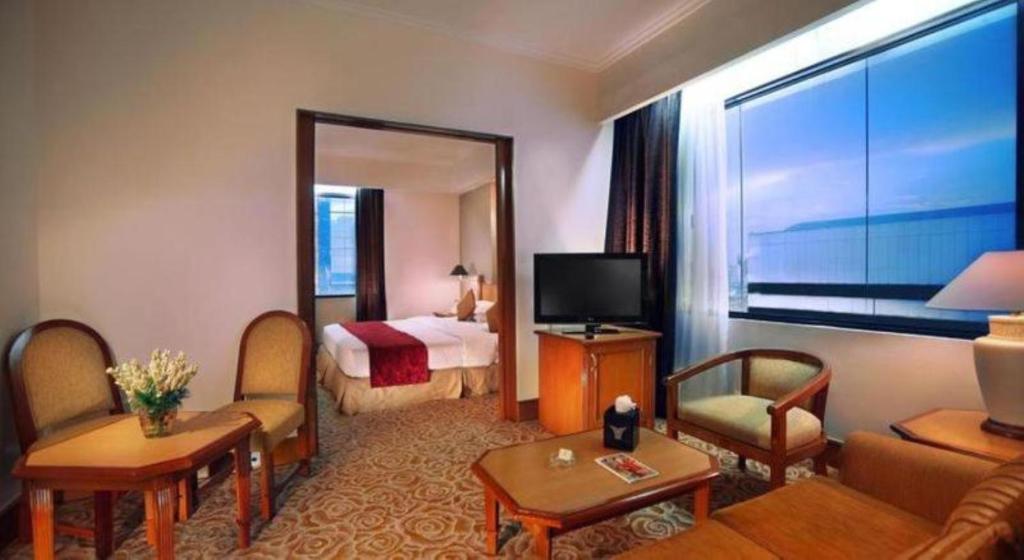 TV a/nebo společenská místnost v ubytování Menara Peninsula Hotel
