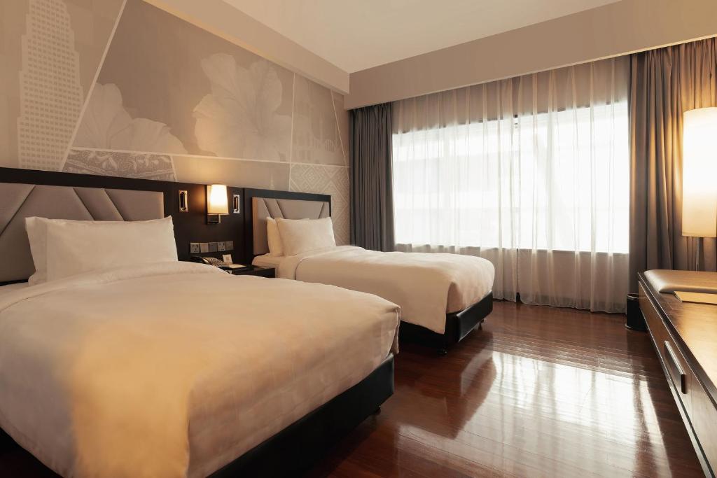 Postel nebo postele na pokoji v ubytování Impiana KLCC Hotel