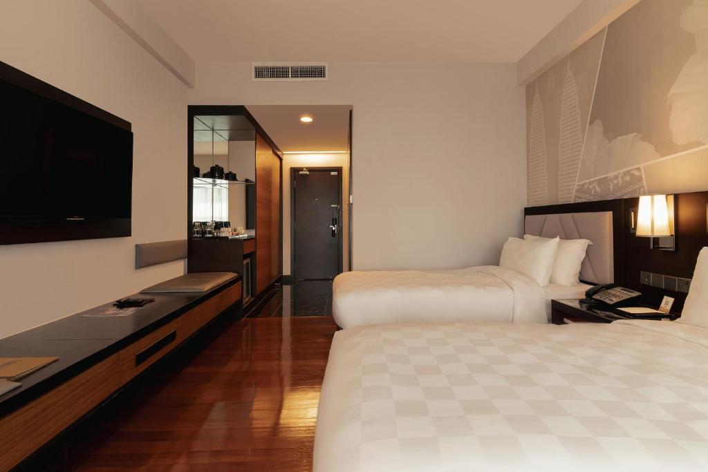 Postel nebo postele na pokoji v ubytování Impiana KLCC Hotel