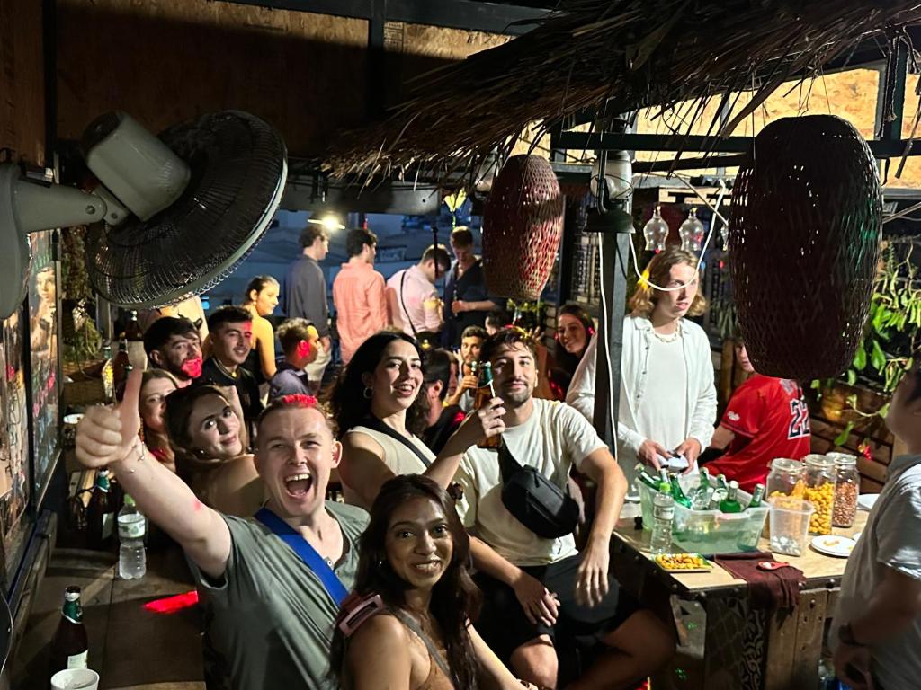een groep mensen die in een bar zitten bij Mobylette Sai Gon in Ho Chi Minh-stad