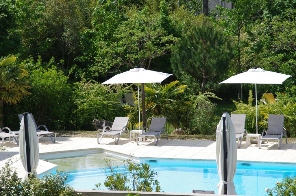 Bazén v ubytování Hôtel La Bastide d'Iris nebo v jeho okolí