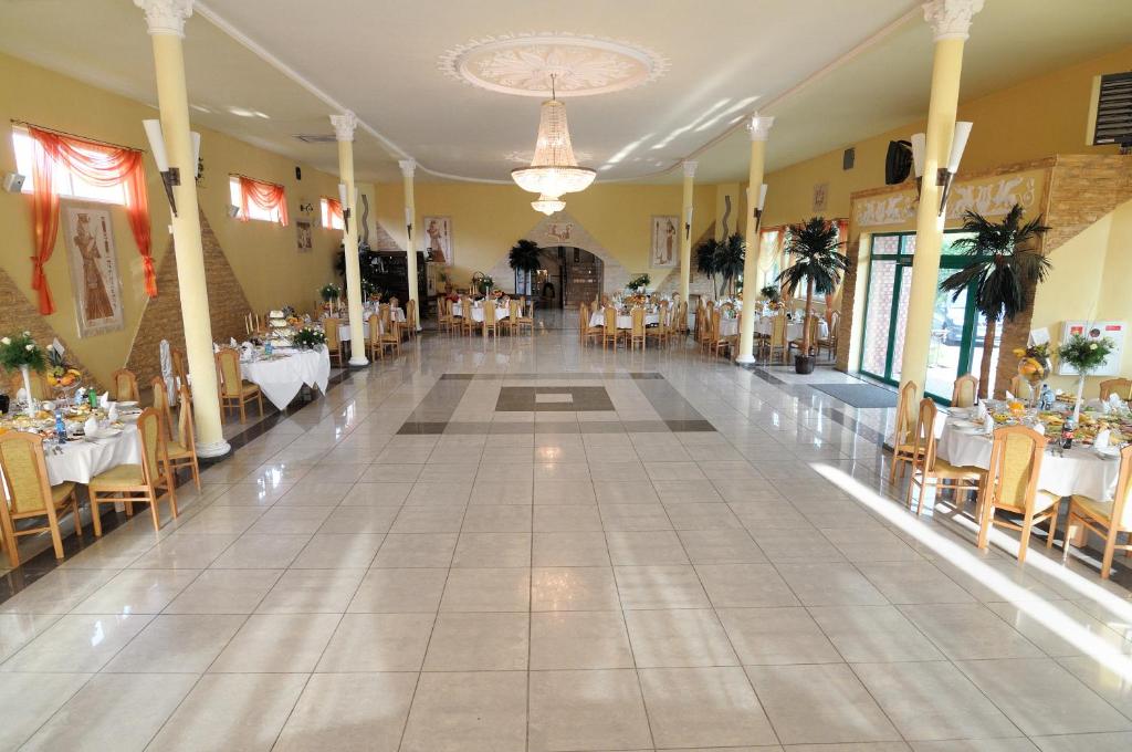 Restaurace v ubytování Hotel Pod Dębami