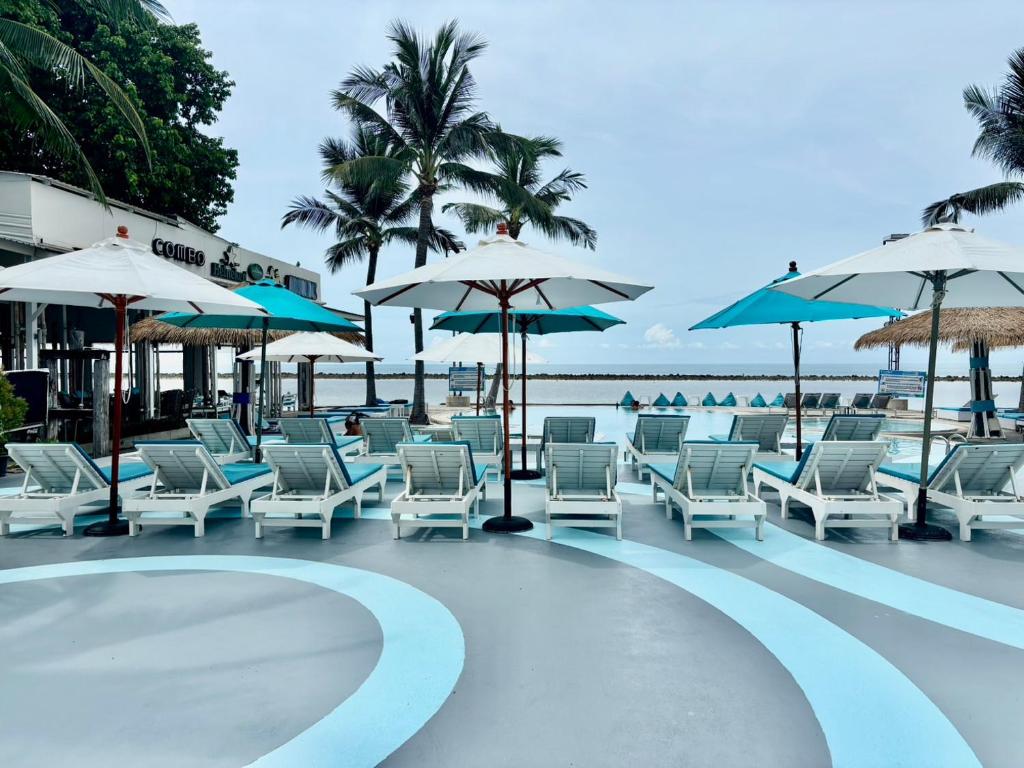 Bazén v ubytování Combo Beach Hotel Samui nebo v jeho okolí