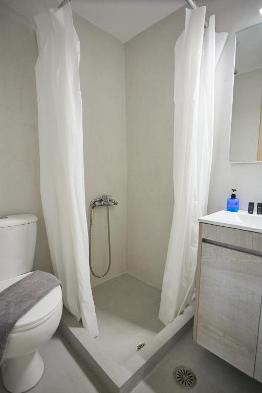 Ванная комната в Thea Apartments