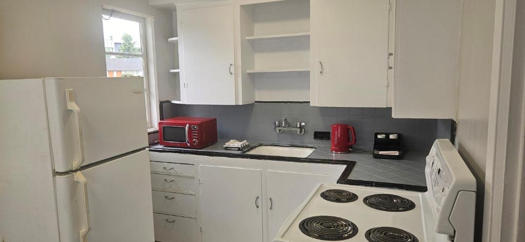 Kuchyň nebo kuchyňský kout v ubytování 2400 Motel