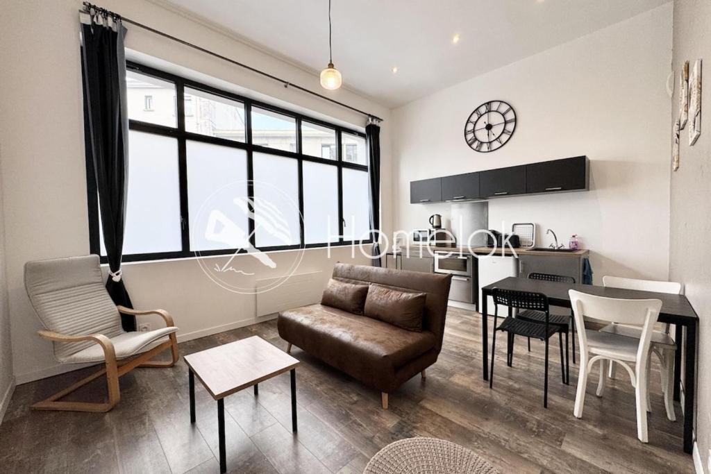 un salon avec un canapé et une table dans l'établissement Joli T2 esprit loft design & confort, à Lorient