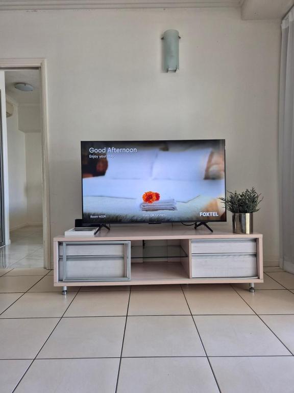 TV a/nebo společenská místnost v ubytování Park Regis Units Renew Best CBD, Top Value New Tile Floor