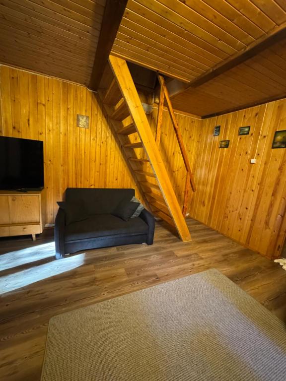 TV a/nebo společenská místnost v ubytování Leśna Chata Arciechów