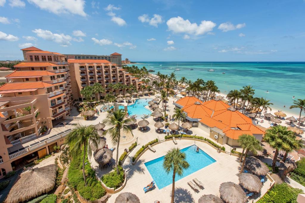 una vista aérea del complejo y del océano en Playa Linda Beach Resort, en Palm-Eagle Beach