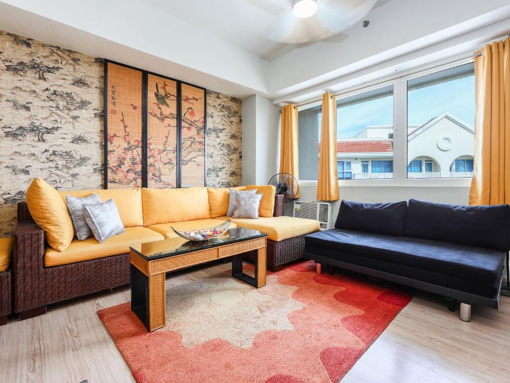Posezení v ubytování La Mirada Residence , Large 1 bedroom Condo, Beaches , 3 pools, Ocean views, fast WiFi, Netflix, Breakfast included