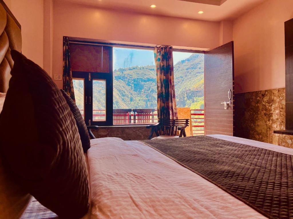 Postel nebo postele na pokoji v ubytování The Doon Nature Valley Resort Best Selling Property in Mussoorie ! Luxury Rooms ! Mountain View ! Open Terrace ! Cafe ! Parking ! by Sitara Group