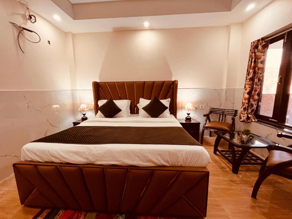Postel nebo postele na pokoji v ubytování The Doon Nature Valley Resort Best Selling Property in Mussoorie ! Luxury Rooms ! Mountain View ! Open Terrace ! Cafe ! Parking ! by Sitara Group