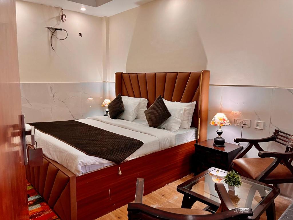 Postel nebo postele na pokoji v ubytování The Doon Nature Valley Resort Best Selling Property in Mussoorie ! Luxury Rooms ! Mountain View ! Open Terrace ! Cafe ! Parking ! by Sitara Group