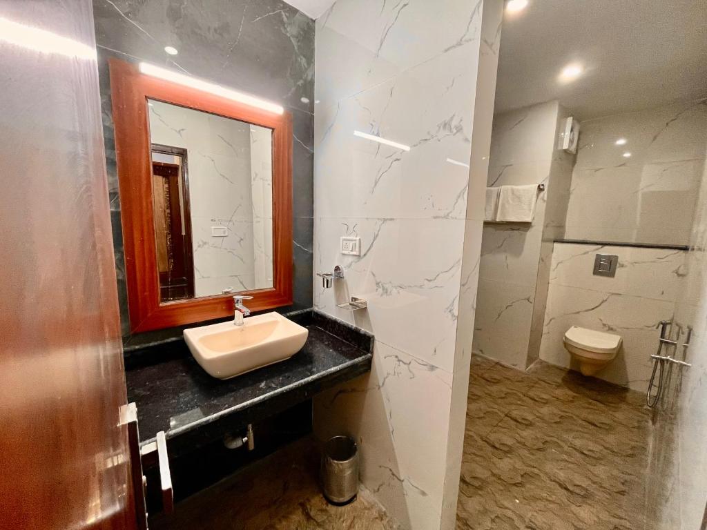 Koupelna v ubytování The Doon Nature Valley Resort Best Selling Property in Mussoorie ! Luxury Rooms ! Mountain View ! Open Terrace ! Cafe ! Parking ! by Sitara Group