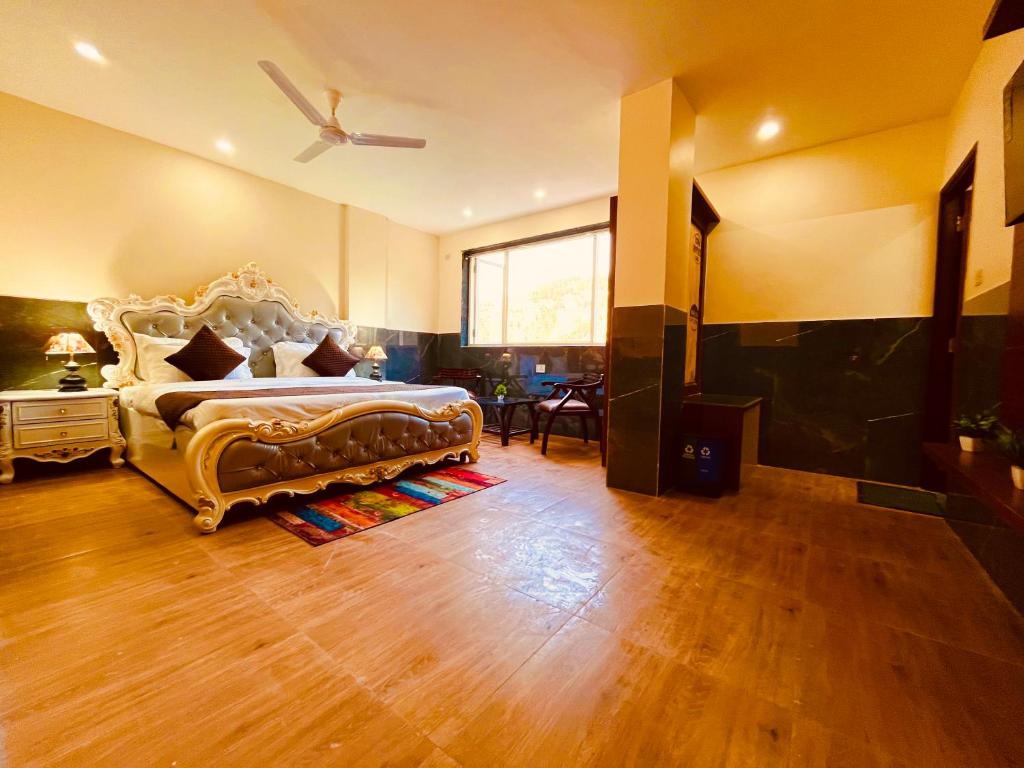 Postel nebo postele na pokoji v ubytování The Doon Nature Valley Resort Best Selling Property in Mussoorie ! Luxury Rooms ! Mountain View ! Open Terrace ! Cafe ! Parking ! by Sitara Group