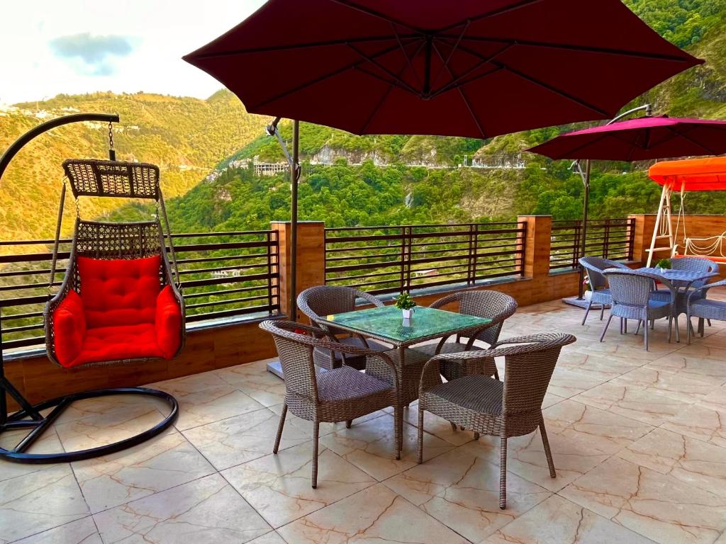 Balkón nebo terasa v ubytování The Doon Nature Valley Resort Best Selling Property in Mussoorie ! Luxury Rooms ! Mountain View ! Open Terrace ! Cafe ! Parking ! by Sitara Group