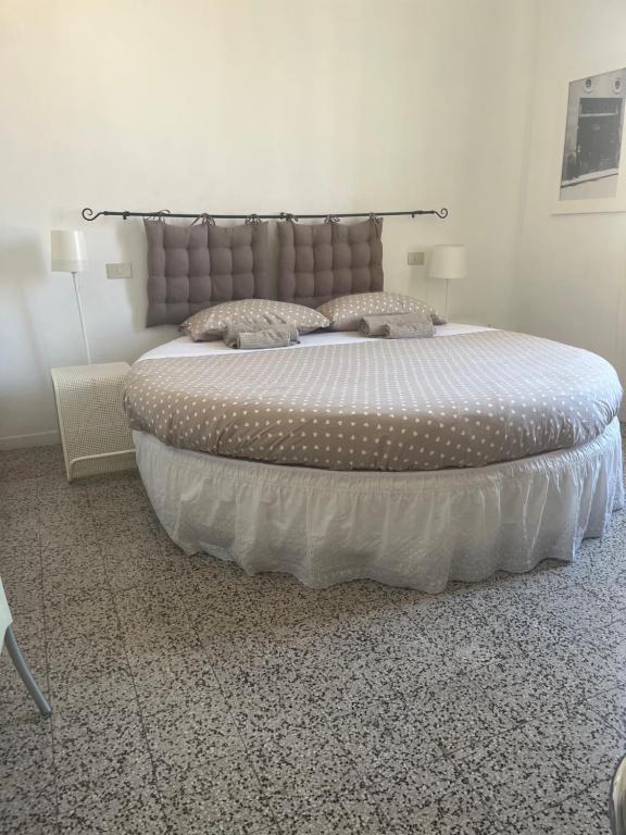 1 dormitorio con 1 cama grande y cabecero en B&B Cristina e Stefano, en Pisa