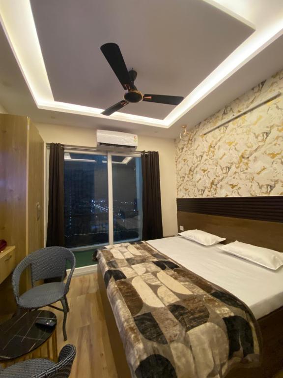 Ένα ή περισσότερα κρεβάτια σε δωμάτιο στο WanderNest stay
