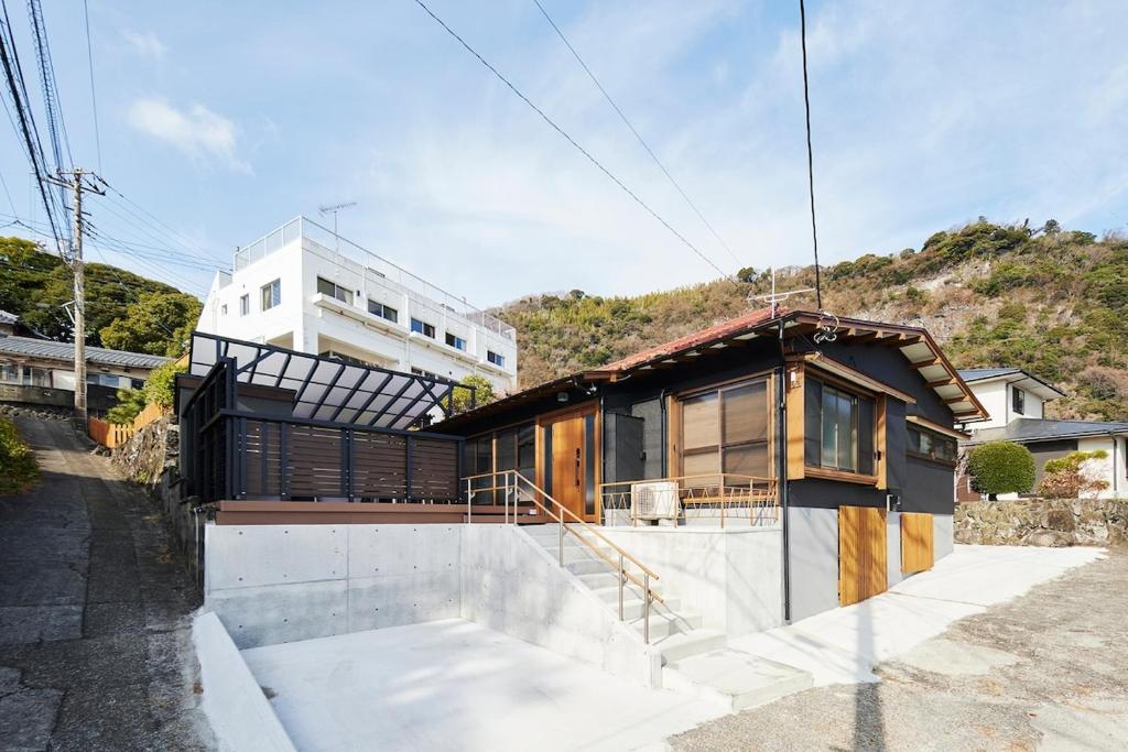 Nespecifikovaný výhled na hory nebo výhled na hory při pohledu z prázdninového domu