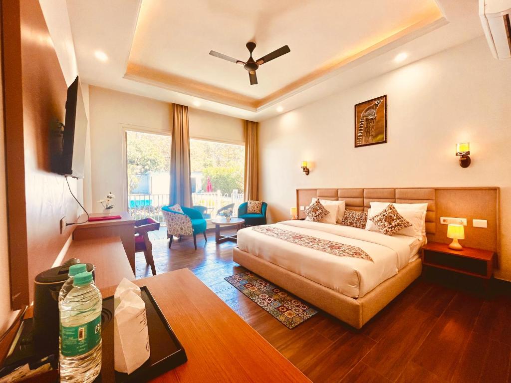 Postel nebo postele na pokoji v ubytování Sitara Scenic Mountain View Hotel & Resort, Mussoorie - luxury Rooms with open Rooftop Cafe