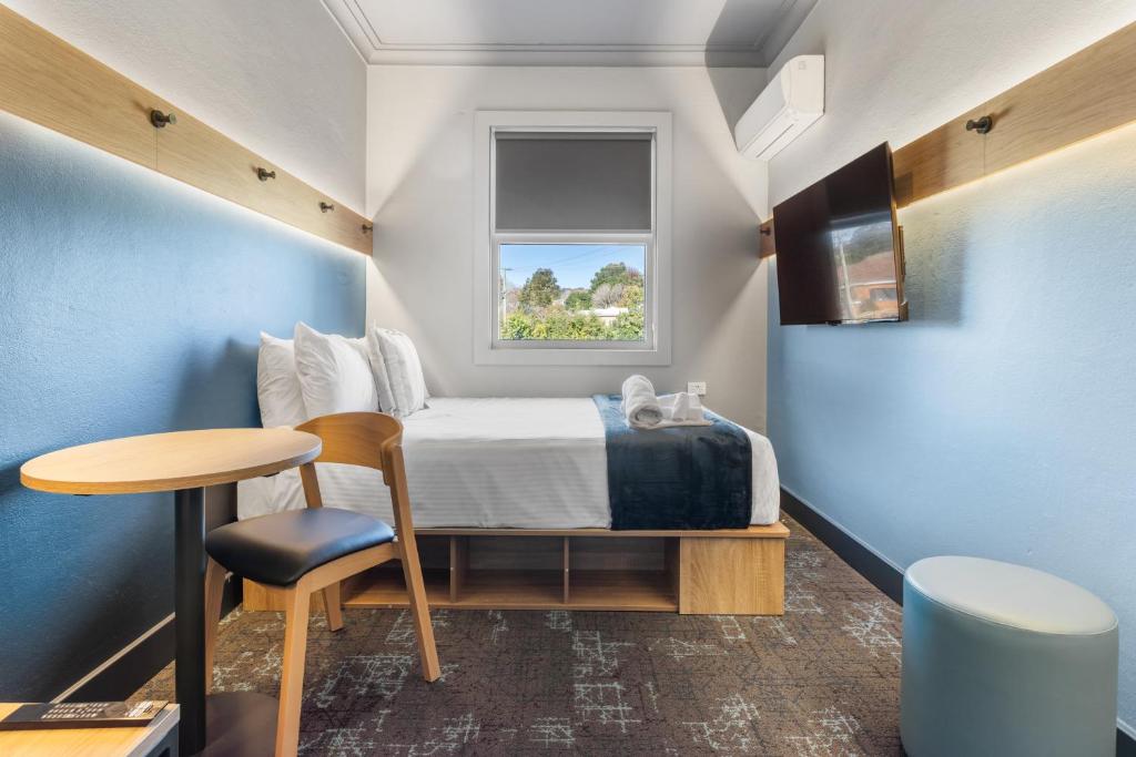 
Queen Room with Shared Bathroom
