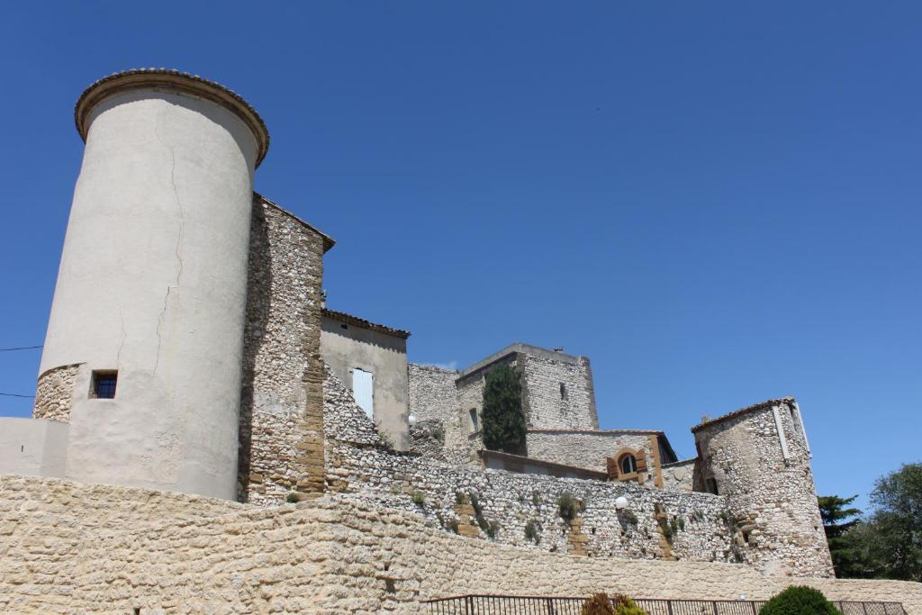 un château au-dessus d'un mur en pierre dans l'établissement Château de Vedène, à Vedène