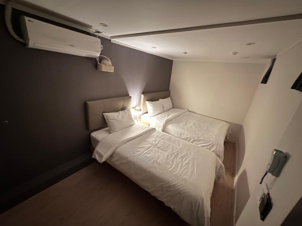 Postel nebo postele na pokoji v ubytování About Stay Dongdaemun