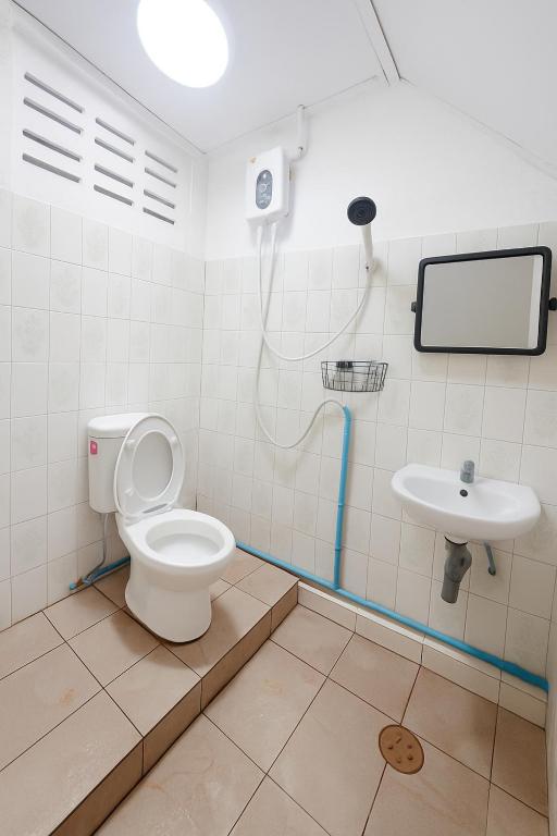 Bathroom sa GO INN Siriraj Wang Lang