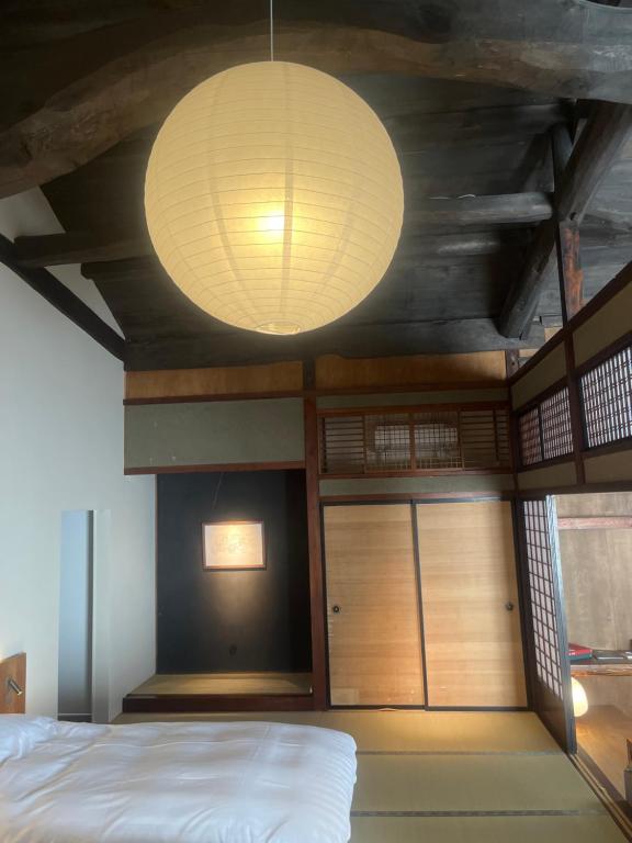 Postel nebo postele na pokoji v ubytování 古民家ラグジュアリーホテル 金井西洋館