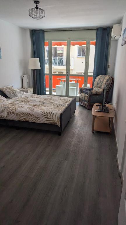 une chambre avec un lit, un canapé et une chaise dans l'établissement appartement 3 pieces 2 chambres centre ville, à Antibes