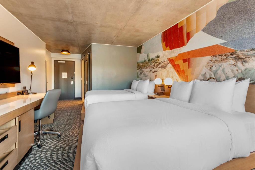 Postel nebo postele na pokoji v ubytování Cambria Downtown Phoenix Convention & Airport Hotel