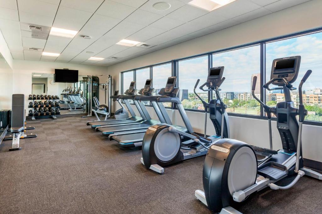 Fitness centrum a/nebo fitness zařízení v ubytování Cambria Downtown Phoenix Convention & Airport Hotel
