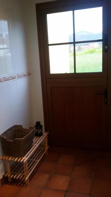 - une porte dans une chambre avec un panier à côté dans l'établissement Apartamentos Pumarin, à Santa Marina