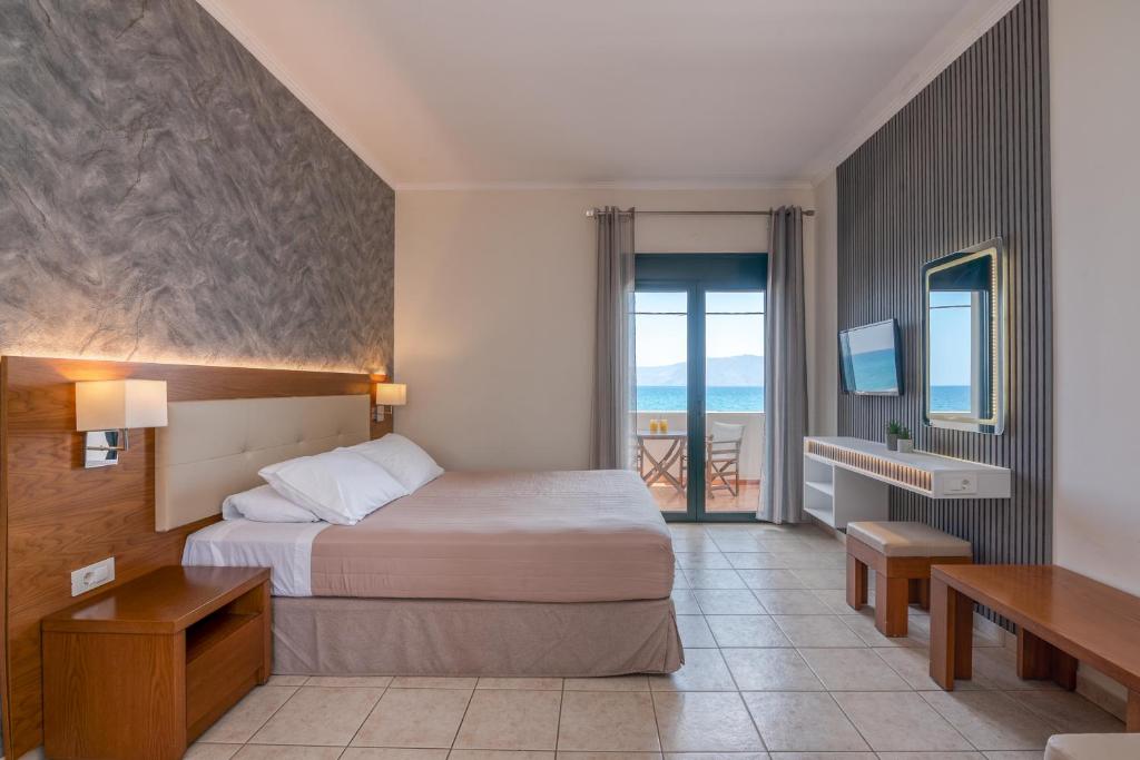 Postel nebo postele na pokoji v ubytování Christina Beach Hotel