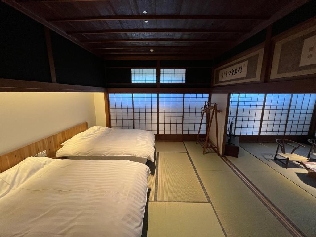 Postel nebo postele na pokoji v ubytování 古民家ラグジュアリーホテル 金井西洋館