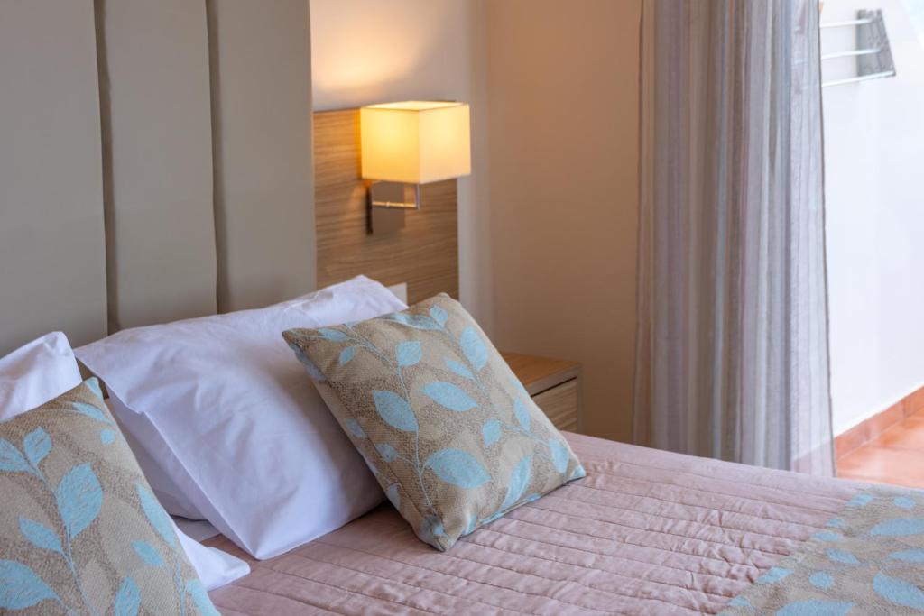 Postel nebo postele na pokoji v ubytování Christina Beach Hotel