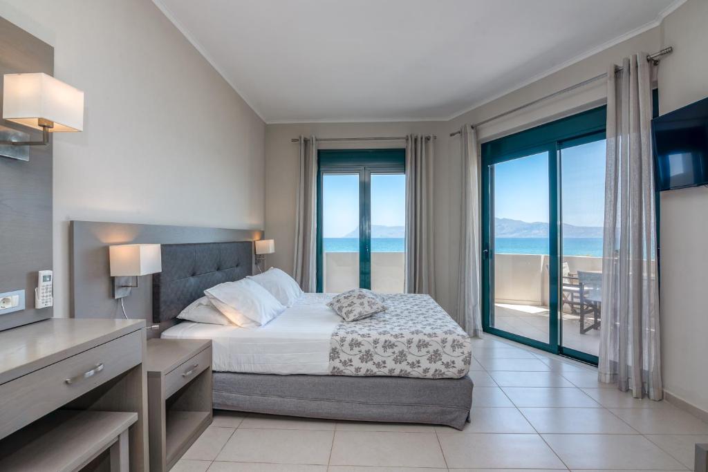 Postel nebo postele na pokoji v ubytování Christina Beach Hotel