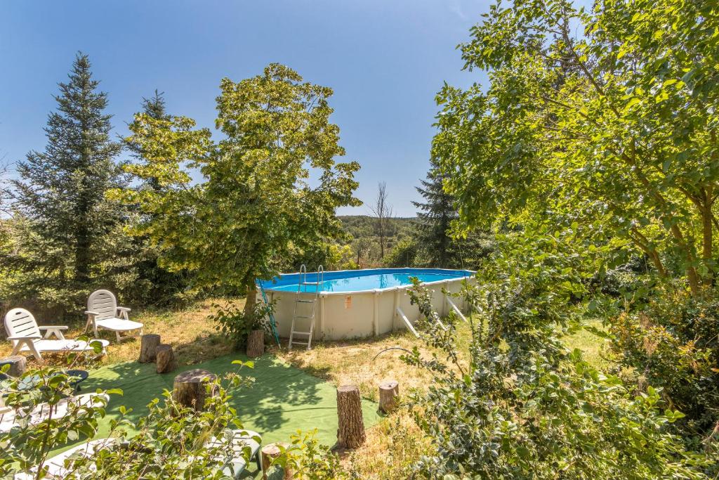 una piscina en medio de un patio con árboles en El Torrent, en Pinell de Solsonès