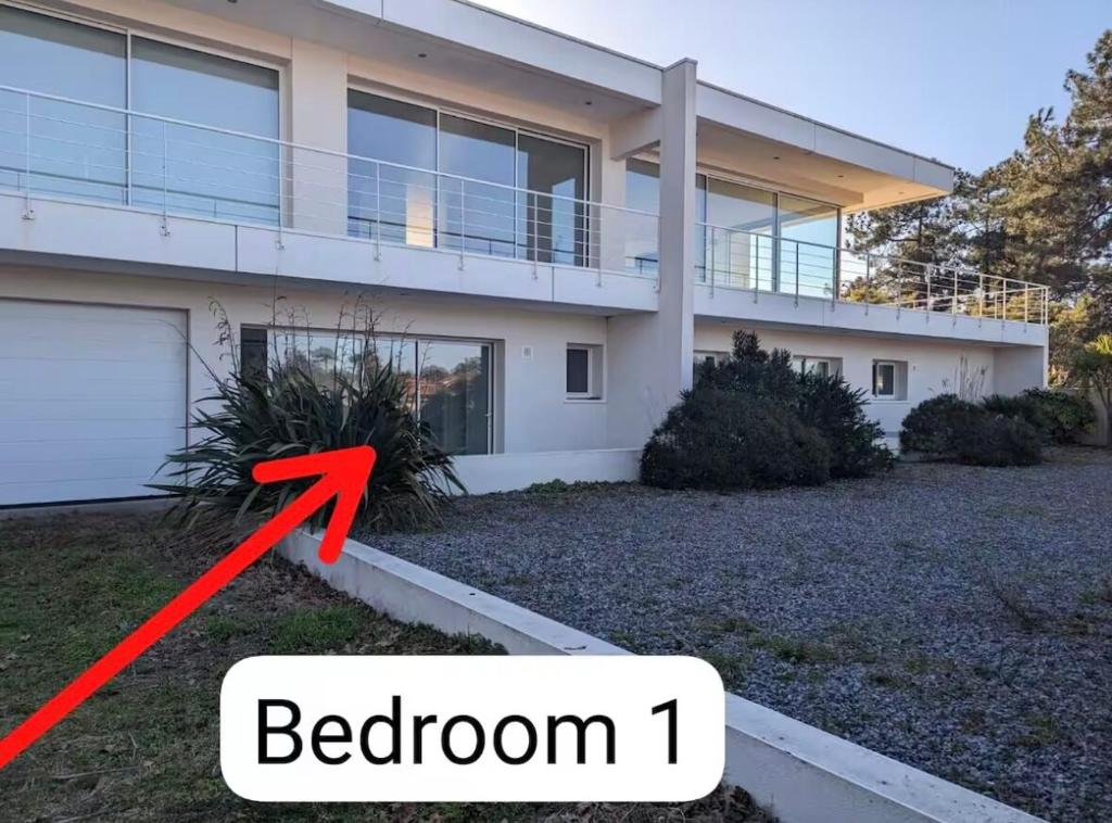 une maison avec une flèche rouge pointant vers une plante dans l'établissement Le Courant - 2 Chambres avec une vue imprenable, à Mimizan-Plage