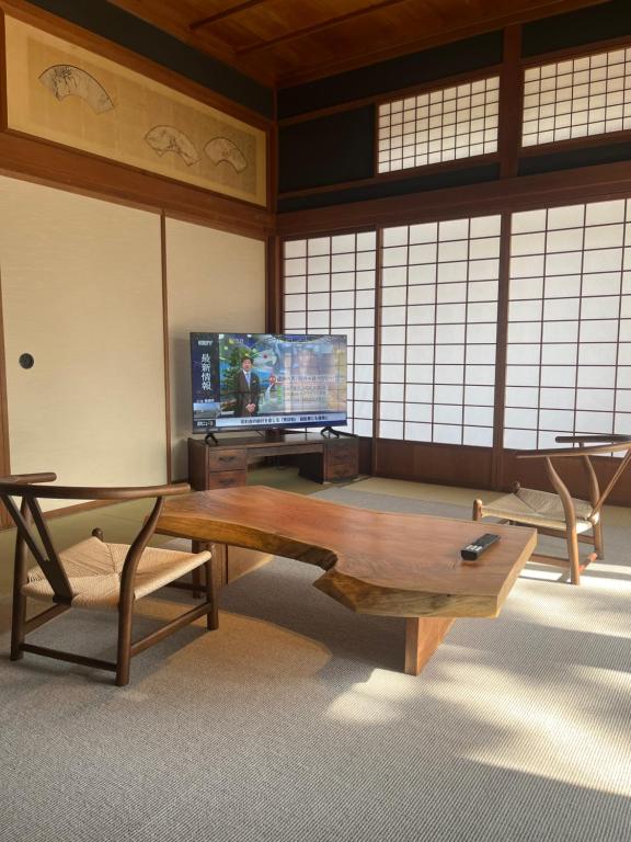 TV a/nebo společenská místnost v ubytování 古民家ラグジュアリーホテル 金井西洋館