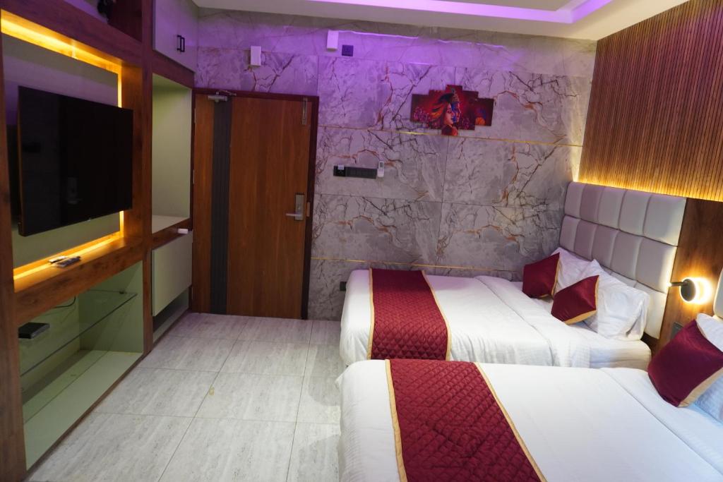Postel nebo postele na pokoji v ubytování Hotel Pandian